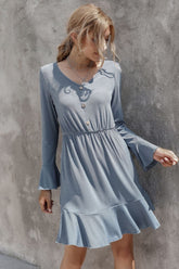 Einfarbiges Langarmkleid mit V-Ausschnitt